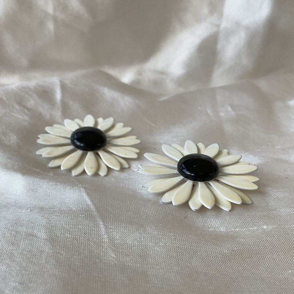 1960’s Flower Power White And Black 3” Diameter Flower Brooch